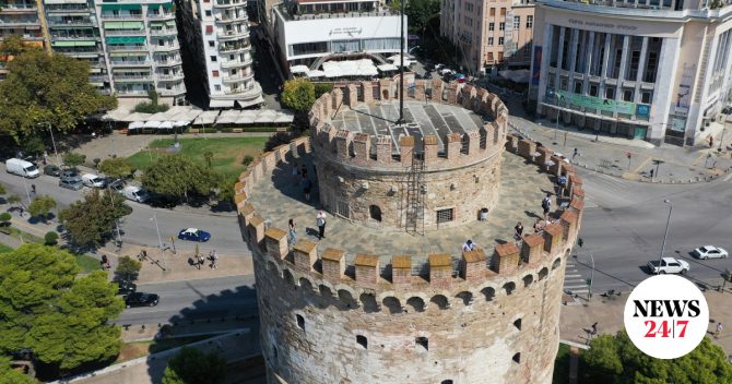 Θεσσαλονίκη: Άδειασαν διαμέρισμα και πέταξαν καναπέδες και έπιπλα στο πεζοδρόμιο