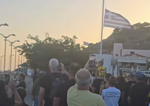 Φανταστική στιγμή στη Λήμνο: Οι φίλοι της ΑΕΚ τραγούδησαν τον Εθνικό Ύμνο στην υποστολή της σημαίας