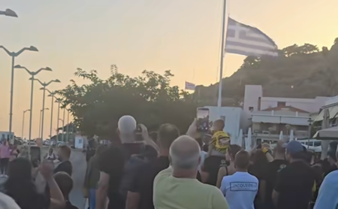 Φανταστική στιγμή στη Λήμνο: Οι φίλοι της ΑΕΚ τραγούδησαν τον Εθνικό Ύμνο στην υποστολή της σημαίας