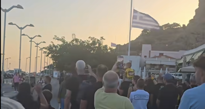 Φανταστική στιγμή στη Λήμνο: Οι φίλοι της ΑΕΚ τραγούδησαν τον Εθνικό Ύμνο στην υποστολή της σημαίας