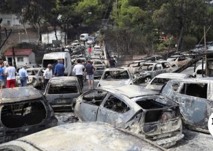 Μάτι: Προσφυγή συγγενών θυμάτων στον Άρειο Πάγο για τον ομαδικό τάφο στη Νέα Μάκρη
