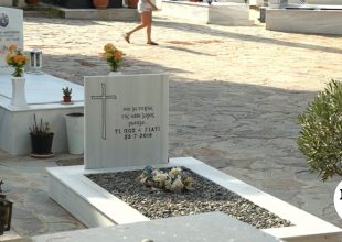 Μάτι: Τα αναπάντητα ερωτήματα για τον ομαδικό τάφο