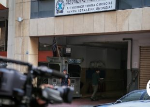 ΑΤ Ομονοίας: Απαλλαγή των αστυνομικών για τον βιασμό της 19χρονης, ζητά