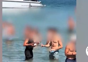 Οργή στην Πάρο: Σερβιτόρος μπήκε στη θάλασσα για να εξυπηρετήσει λουόμενους