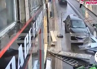 Πειραιάς: Η στιγμή που καταρρέει η σκαλωσιά πολυκατοικίας λόγω της κακοκαιρίας