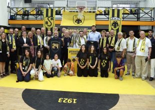 To τρόπαιο της Πρωταθλήτριας ΑΕΚ στο Πέρα Κλουμπ! (ΦΩΤΟ)