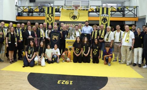 To τρόπαιο της Πρωταθλήτριας ΑΕΚ στο Πέρα Κλουμπ! (ΦΩΤΟ)