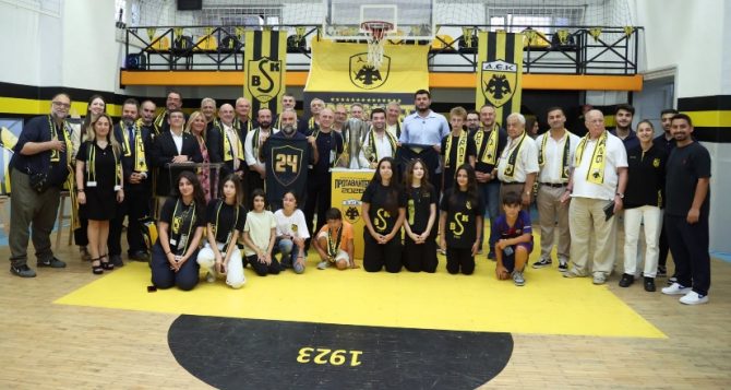 To τρόπαιο της Πρωταθλήτριας ΑΕΚ στο Πέρα Κλουμπ! (ΦΩΤΟ)
