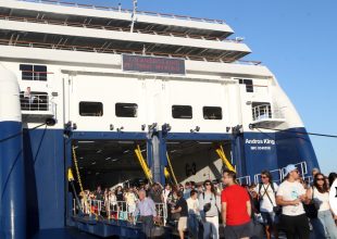 Συνεχίζεται η μεγάλη έξοδος των αδειούχων – Αυξημένη η επιβατική κίνηση στο λιμάνι του Πειραιά