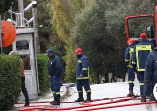 Σύλληψη γυναίκας που έκαιγε ξερά χόρτα στην Αθήνα – Πρόστιμο για ρίψη αποτσίγαρου στη Χίο