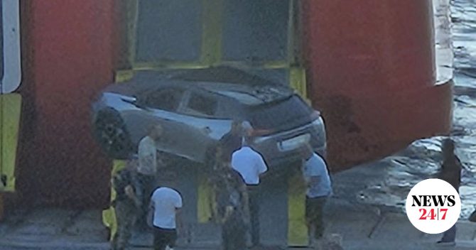 Ραφήνα: Αυτοκίνητο σφήνωσε στον καταπέλτη πλοίου