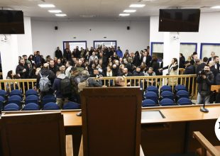Δίκη για τα Τέμπη: Επιμένουν για αναβολή οι συνήγοροι των κατηγορουμένων στελεχών της ΕΡΓΟΣΕ