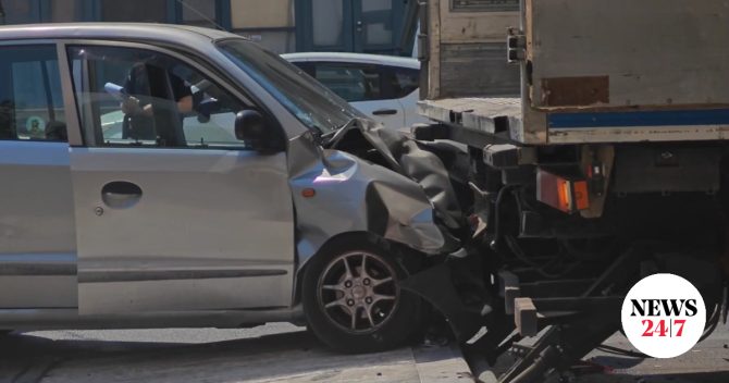 Τροχαίο στον Κεραμεικό – ΙΧ έπεσε πίσω από φορτηγό, τραυματίστηκε ηλικιωμένος
