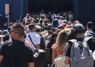 Πειραιάς: Σαλπάρουν οι αδειούχοι του Αυγούστου – Πάνω από 34.000 αναχωρούν σήμερα