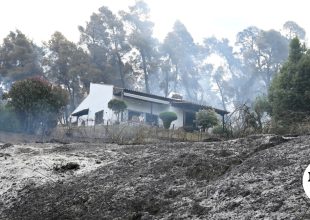 Χαλκιδική: Παραμένουν οι πυροσβεστικές δυνάμεις – Κλειστός ο δρόμος που συνδέει τη Σίβηρη με τη Φούρκα