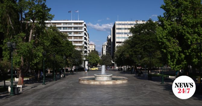 Έρημη πόλη η Αθήνα τον Δεκαπενταύγουστο – Εντυπωσιακές εικόνες από τους άδειους δρόμους