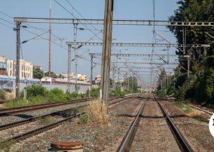 Φωτιά στην Εύβοια: Διακόπηκε η κυκλοφορία των τρένων στο τμήμα Οινόη