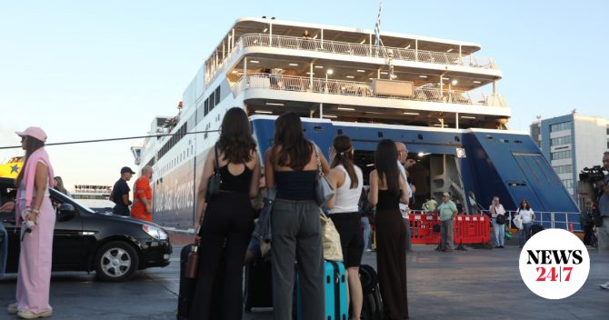 Σε εξέλιξη η έξοδος των αδειούχων του Αυγούστου – Πάνω από 61.000 ταξιδιώτες έφυγαν από τα λιμάνια της Αττικής
