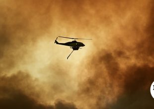 Συγκρούστηκαν δύο ελικόπτερα που επιχειρούσαν στην Ψάθα