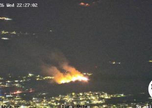 Φωτιά στον Βόλο – Πάνω από το αρχαίο θέατρο Δημητριάδος οι φλόγες