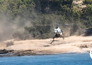 Σπέτσες: Ελικόπτερο προσγειώθηκε σε παραλία με λουόμενους