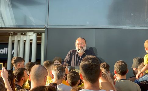 Η επιστροφή του τροπαίου και η συγκλονιστική ομιλία Ηλιόπουλου στη Νέα Φιλαδέλφεια (VID)