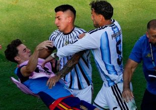 Βαριά καμπάνα από τη FIFA σε Παρέδες και Μολίνα που έκαναν ρινγκ το γήπεδο μετά την ήττα της Αργεντινής στον τελικό του Μουντιάλ, από την Ισπανία