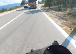 Βίντεο που εξοργίζει: Βυτιοφόρο έκανε προσπέραση σε ”τυφλή” στροφή, μοτοσικλετιστής γλίτωσε από τύχη