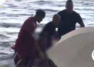 Φωτιά στη Χαλκιδική: Ναυαγοσώστης σώζει πυροσβέστη που κατέρρευσε στην παραλία