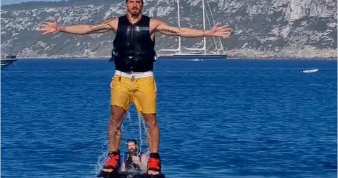 Ζλάταν: Έγινε… “Aquaman” και έκλεψε την παράσταση με εντυπωσιακή βουτιά στη θάλασσα