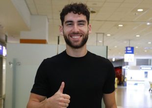 Ολυμπιακός: Οι πρώτες φωτογραφίες του Τικνιζιάν με την ερυθρόλευκη φανέλα, υπέγραψε και ανακοινώνεται το πρωί της Τρίτης