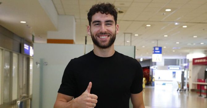 Ολυμπιακός: Οι πρώτες φωτογραφίες του Τικνιζιάν με την ερυθρόλευκη φανέλα, υπέγραψε και ανακοινώνεται το πρωί της Τρίτης