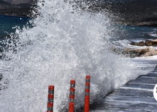 Meteo: Πάνω από 100 χλμ./ώρα οι ριπές ανέμου σε Αττική και Εύβοια