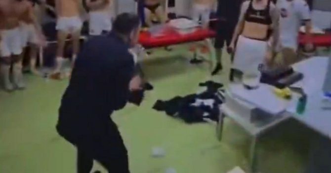 Ασύλληπτο σκηνικό με τον πρόεδρο της Ντιναμό Τιράνων στα αποδυτήρια: Τα χρήματα στη μαύρη σακούλα και το πριμ ενόψει Πάφου