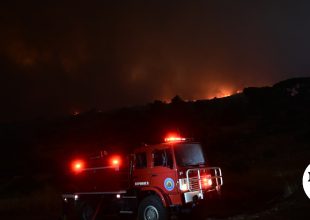 Μαίνεται η φωτιά στη Σκύρο – Ολονύχτια μάχη με τις φλόγες