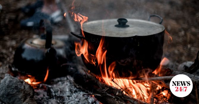 Ένας πέταξε τσιγάρο και άλλος άναψε φωτιά για να μαγειρέψει