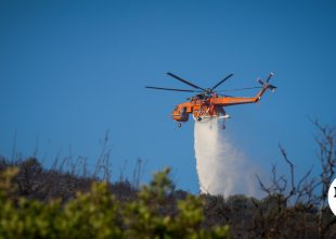 Δύο πύρινα μέτωπα στη Σαλαμίνα – Μήνυμα από το 112 για εκκενώσεις