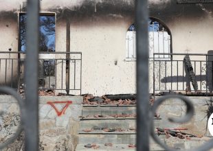 “Ό,τι βλέπεις είναι από τα χέρια μου”: Κραυγή απόγνωσης στο Πόρτο Γερμενό με πάνω από 100 καμένα σπίτια