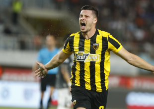 Χάθηκε η μπάλα και… γκολάρα Γιόβιτς για το 1-0 της ΑΕΚ (VID)