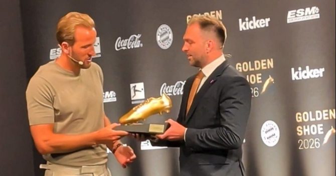 Μπάγερν: Ο Κέιν παρέλαβε με καμάρι το European Golden Shoe για τη σεζόν 2025-26