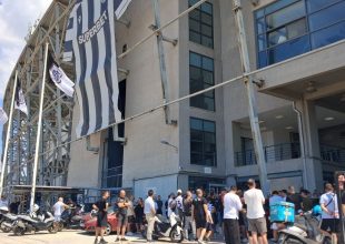 ΠΑΟΚ: Πανό κατάληψης στην Τούμπα, αντιδράσεις για την πώληση του Κωνσταντέλια