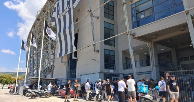 ΠΑΟΚ: Πανό κατάληψης στην Τούμπα, αντιδράσεις για την πώληση του Κωνσταντέλια