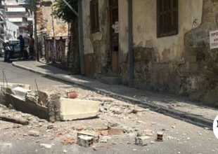 Καβάλα: Μεγάλο τμήμα μπαλκονιού έπεσε στη μέση του δρόμου
