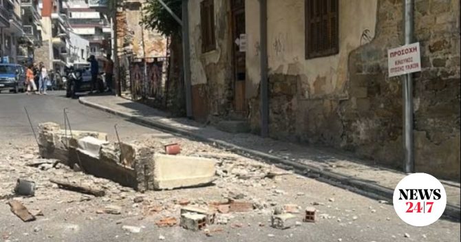 Καβάλα: Μεγάλο τμήμα μπαλκονιού έπεσε στη μέση του δρόμου