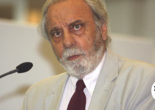Ακαδημία Αθηνών: Μεσίστια επί 3 ημέρες η σημαία για τον θάνατο του Κωνσταντίνου Τσουκαλά