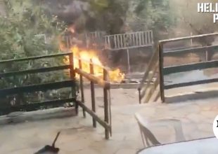 Φωτιά στον Κουβαρά: Η δραματική διάσωση ηλικιωμένης από άνδρες της ΕΛ.ΑΣ
