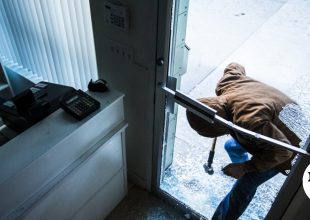 Πάτρα: 14χρονος αναρριχήθηκε από λούκι και λήστεψε κατοικία ηλικιωμένης