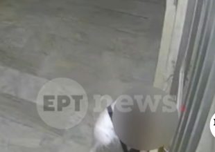 Βίντεο – ντοκουμέντο: Διαρρήκτης παραβιάζει πόρτα με κατσαβίδι στην Άνω Γλυφάδα