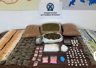 Μύκονος: Βίντεο από τη στιγμή που οι αστυνομικοί βρίσκουν ναρκωτικά σε σπίτι
