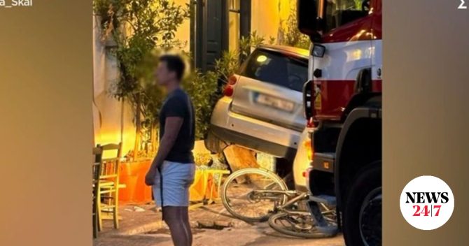 Αναστάτωση στη Νέα Ερυθραία: ΙΧ έπεσε σε τραπεζοκαθίσματα
